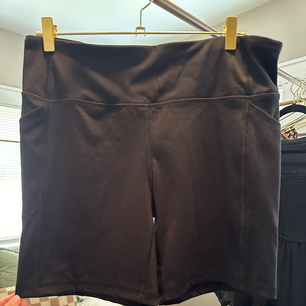 Avia biker shorts w/pockets.